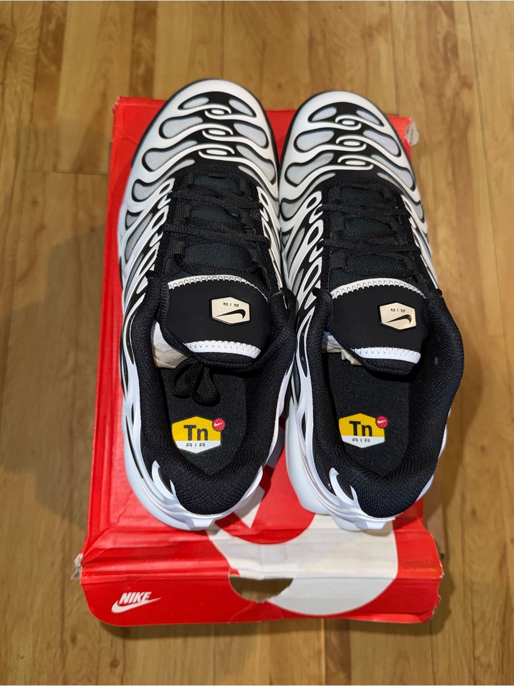 Nike Black & White Flame-Pattern Athletic Sneakers - Picture 4 of 10